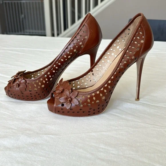 Valentino Garavani Leather Floral Pumps / heels - Picture 2 of 8